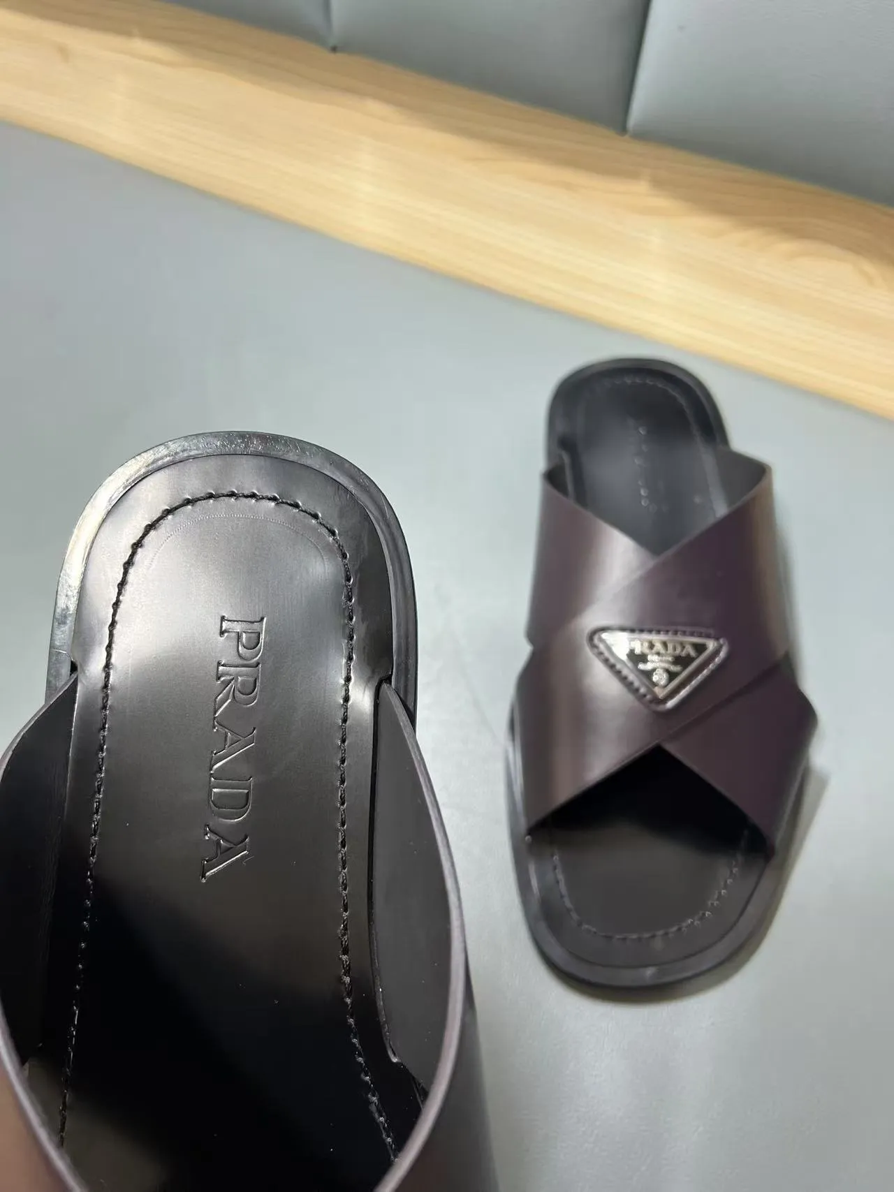 340💰PRADA Prada’s latest slippers are synchronized with the official website. This slipper is made of the brand’s unique and iconic Saffiano leather. The brand logo jumps out from the double straps, and the brand style is clearly visible. Cowhide gives men elegant charm and functional design, making it an ideal choice for vacation and leisure. Size:38-45